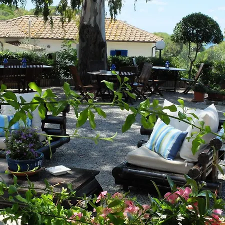 Giulia Отель Порт-Аццурро